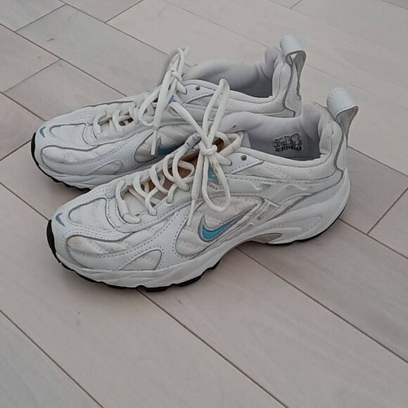 Nike Women's Xccelerator Tr Lace-up Sneakers Shoes White Size 6 - Picture 1 of 5